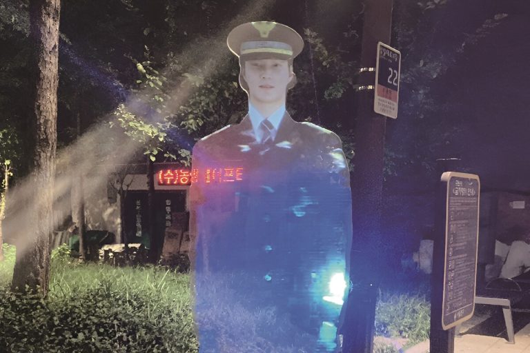 Seúl ha estrenado un “policía holográfico” que surge cada noche en un parque. La intención es clara: disuadir delitos 6 1200 800 256
